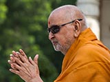  Swamishri bids Jai Swaminarayan to devotees	