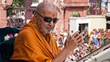  Swamishri bids Jai Swaminarayan to devotees	