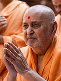  Swamishri bids Jai Swaminarayan to devotees 