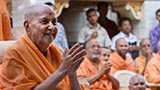  Swamishri bids Jai Swaminarayan to devotees 