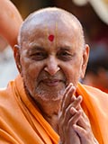  Swamishri bids Jai Swaminarayan to devotees 