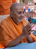  Swamishri bids Jai Swaminarayan to devotees 