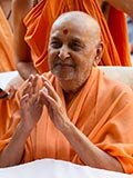  Devotees doing darshan of Swamishri