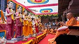  Swamishri performs murti-pratishtha arti