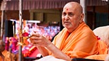  Swamishri performs murti-pratishtha arti