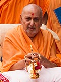  Swamishri performs murti-pratishtha arti