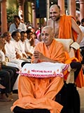  Swamishri bids Jai Swaminarayan to devotees 