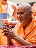  Swamishri bids 'Jai Swaminarayan' to devotees 