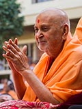  Swamishri bids 'Jai Swaminarayan' to devotees 