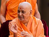  Swamishri blesses devotees