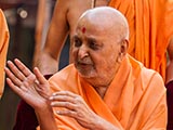  Swamishri blesses devotees