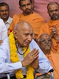 Devotees doing darshan of Swamishri