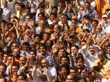 Devotees doing darshan of Swamishri