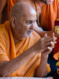 Swamishri bids 'Jai Swaminarayan' to devotees