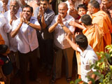 Devotees doing darshan of Swamishri