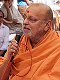  Pujya Ishwarcharan Swami delivers a discourse
