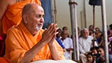  Swamishri bids 'Jai Swaminarayan' to devotees