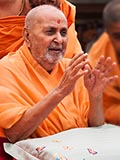  Swamishri blesses devotees 