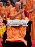  Swamishri blesses devotees 