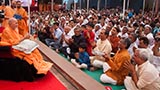  Swamishri performs murti-pratishtha arti