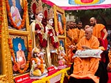  Swamishri performs pujan of the murtis of Vavli Mandir