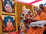  Swamishri performs pujan of the murtis of Simri Mandir