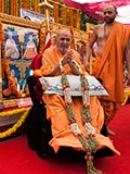  Senior sadhus honor Swamishri with garlands