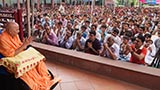  Devotees doing darshan of Swamishri