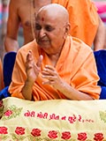  Swamishri bids 'Jai Swaminarayan' to devotees