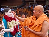 Pujya Ishwarcharan Swami performs pujan of murtis