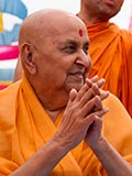  Swamishri bids 'Jai Swaminarayan' to devotees 