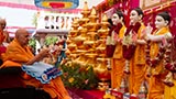  Swamishri performs murti-pratishtha arti