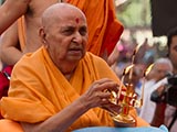  Swamishri performs murti-pratishtha arti