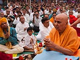  Swamishri performs murti-pratishtha arti