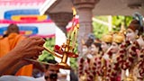  Swamishri performs murti-pratishtha arti