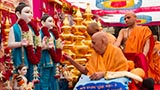  Swamishri performs pujan of the murtis of Sacramento Mandir