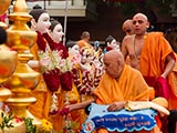  Swamishri performs pujan of the murtis of Phoenix Mandir