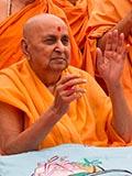  Swamishri blesses devotees