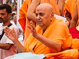  Swamishri blesses devotees