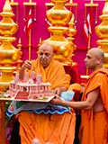  Swamishri sanctifies model of Chino Hills Mandir
