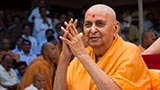  Swamishri bids 'Jai Swaminarayan' to sadhus