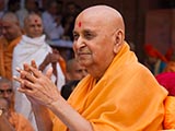  Swamishri bids 'Jai Swaminarayan' to sadhus