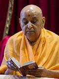  Swamishri performs his morning puja