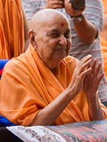  Swamishri blesses devotees