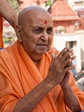  Swamishri bids 'Jai Swaminarayan' to devotees 