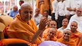  Swamishri bids 'Jai Swaminarayan' to devotees 