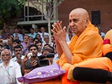  Swamishri bids 'Jai Swaminarayan' to devotees 