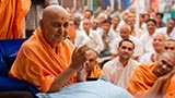  Swamishri bids 'Jai Swaminarayan' to devotees