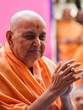  Swamishri bids 'Jai Swaminarayan' to devotees