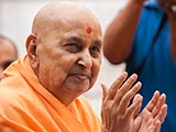  Swamishri bids 'Jai Swaminarayan' to devotees
